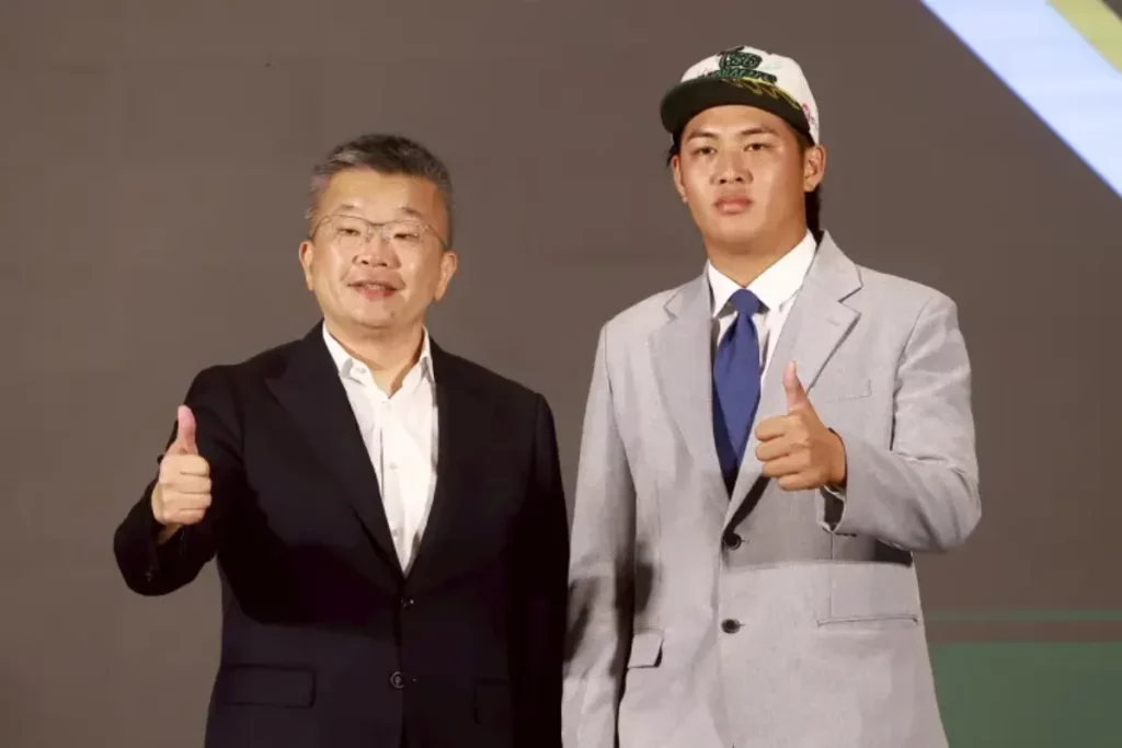 ▲韋宏亮（右）在2025年中職選秀中獲台鋼雄鷹以第一輪首位指名，榮登選秀狀元。
